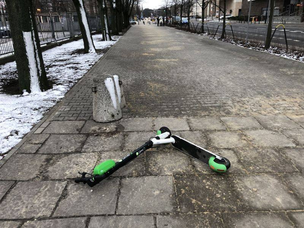 Lime Poznań hulajnoga porzucona na chodniku