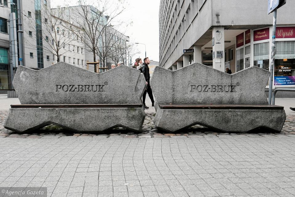 Poznań Półwiejska betonowe ławki Gazeta Wyborcza