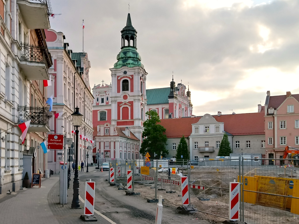 Poznań Plac Kolegiacki widok na zabytki inwestycja