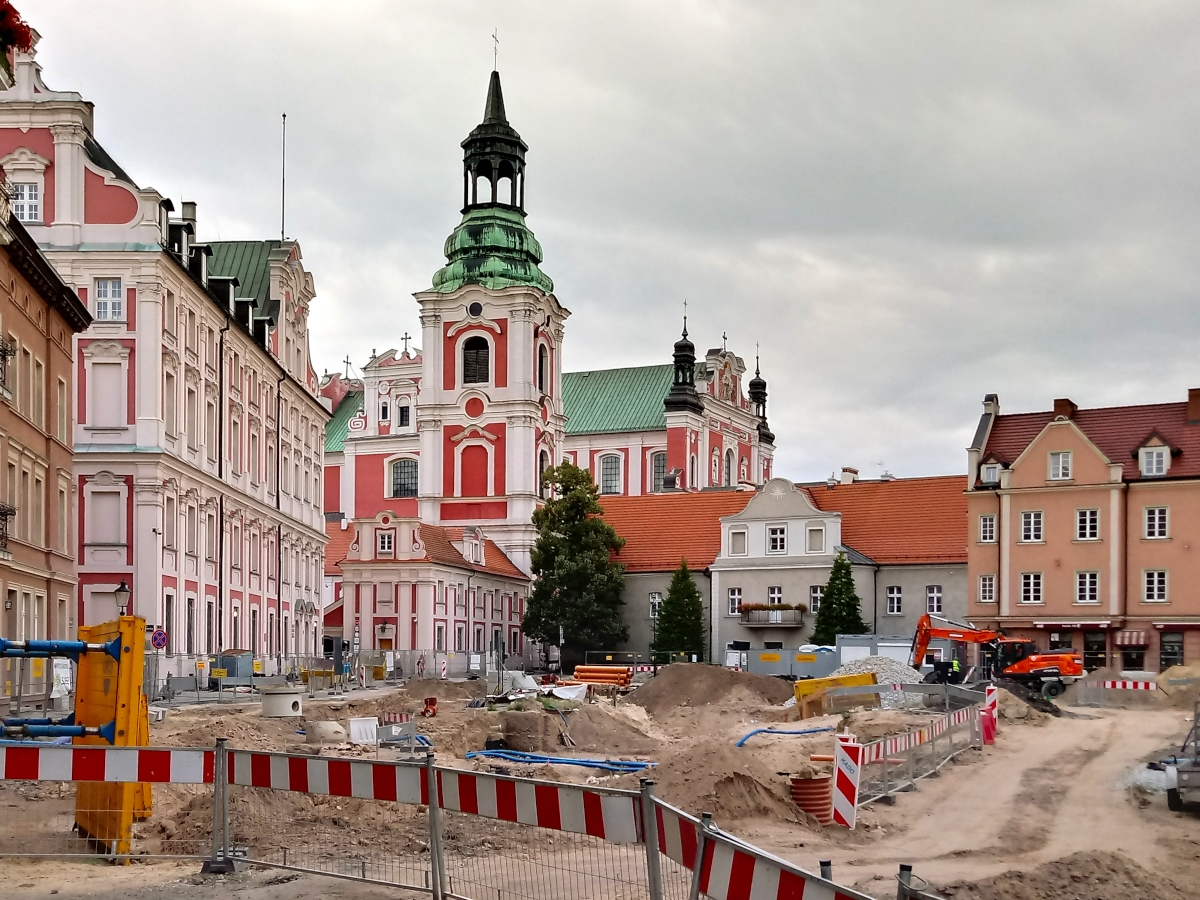 Poznań Plac Kolegiacki widok na zabytki inwestycja sierpień
