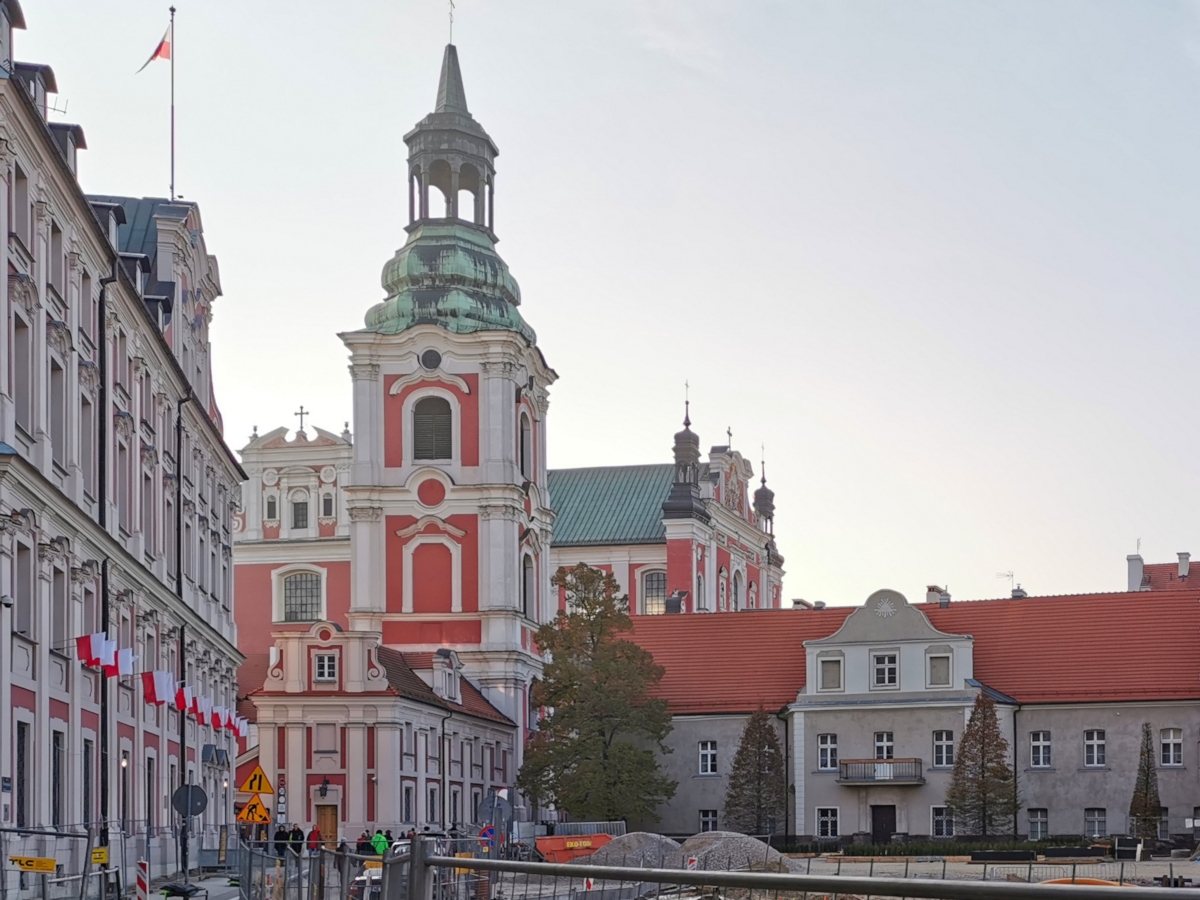 Poznań Plac Kolegiacki widok na zabytki inwestycja listopad