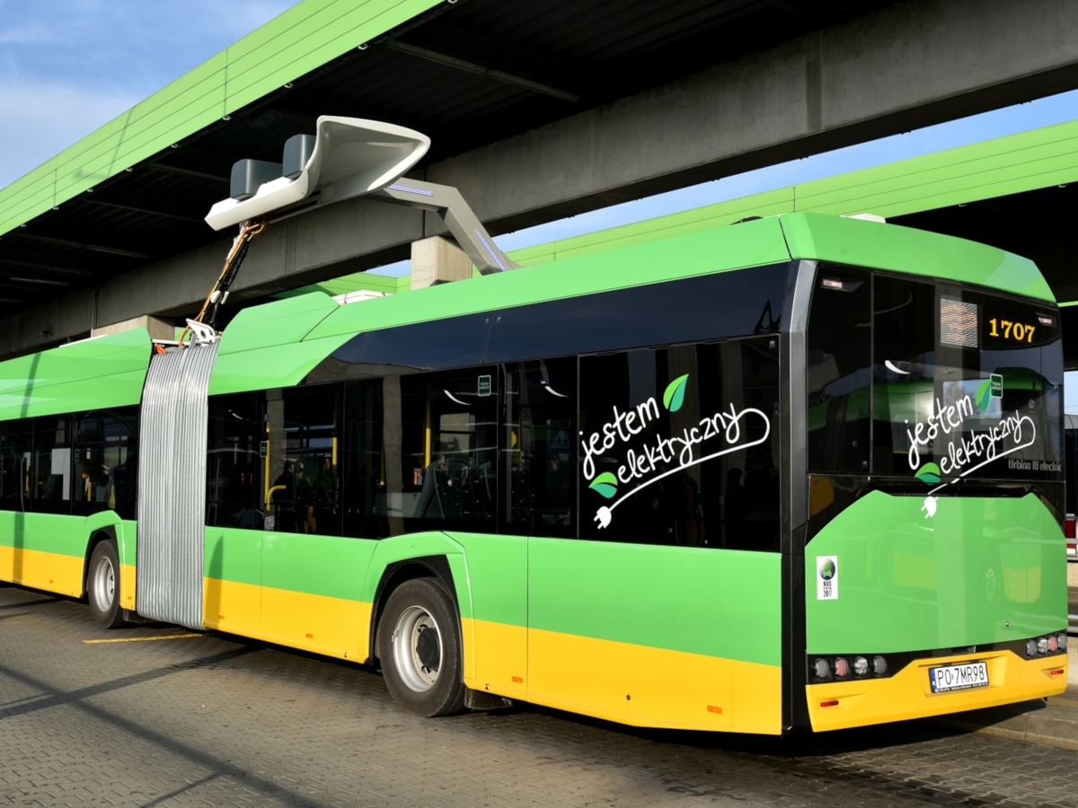 Elektryczny autobus w Poznaniu: Solaris ładuje się na pętli Osiedle Sobieskiego