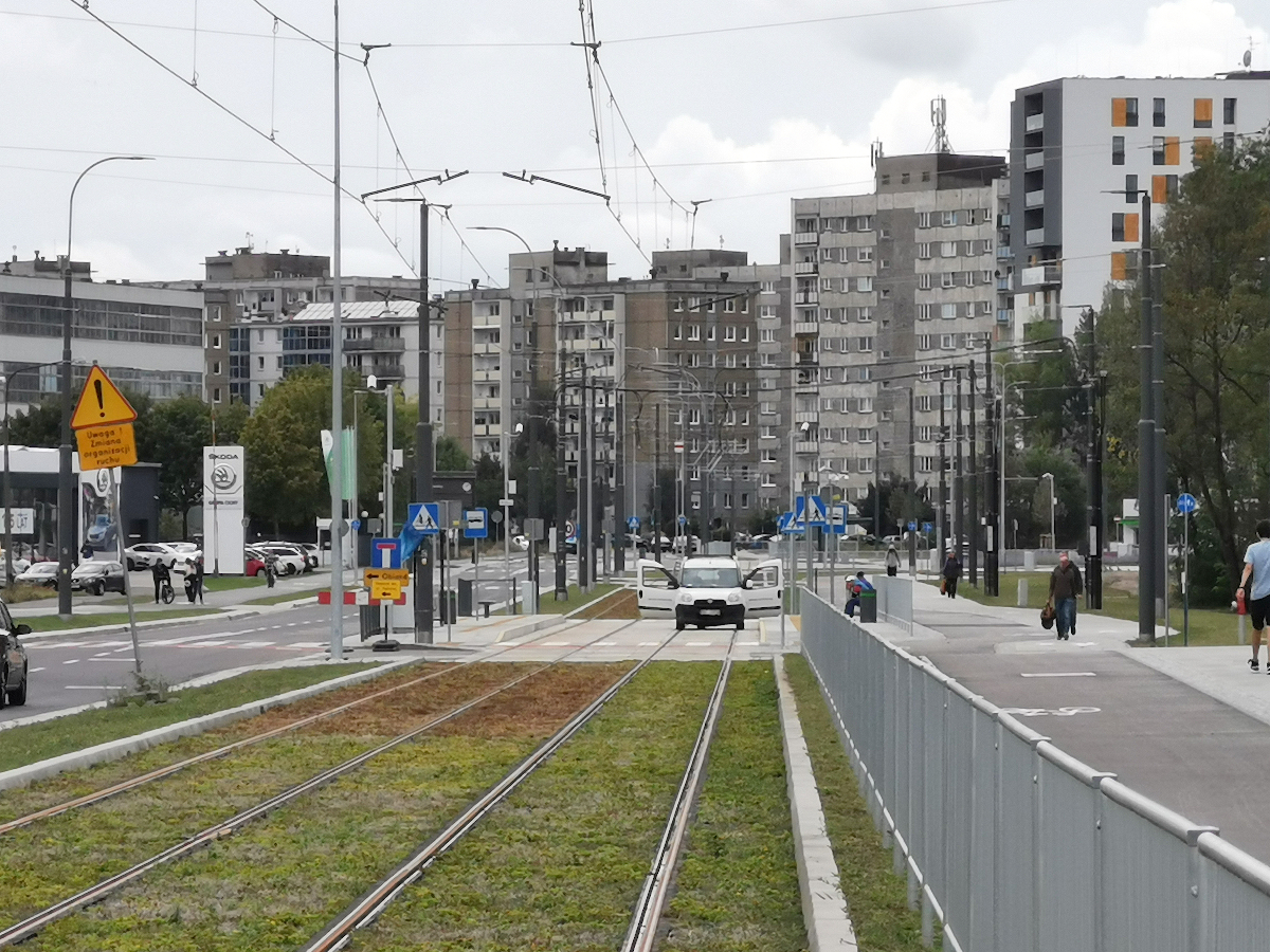 Trasa w ulicy Unii Lubelskiej: zielone torowisko tramwajowe