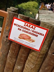 Zoo Poznań z humorem walczy z nieodpowiedzialnymi rodzicami