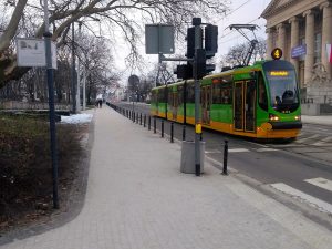 Chodnik na Fredry przed Teatrem Wielkim uwolniony od nielegalnego parkowania