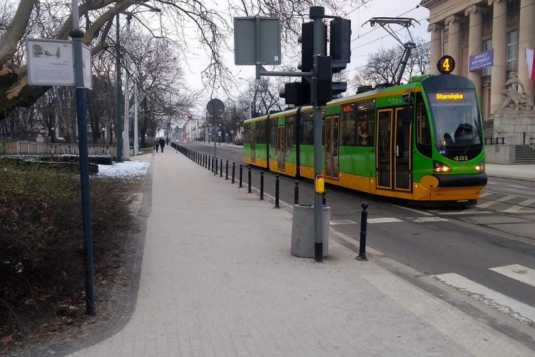 Poznań Fredry Teatr Wielki parkowanie słupki