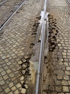 Agonalny stan torowiska na ul. Fredry. Miasto Poznań czeka na wykolejenia?