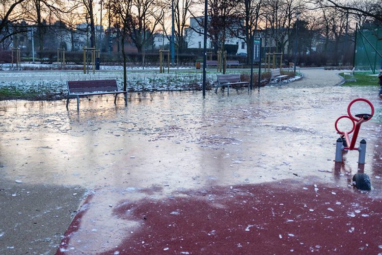 Poznań Park Wodziczki woda lód zalanie