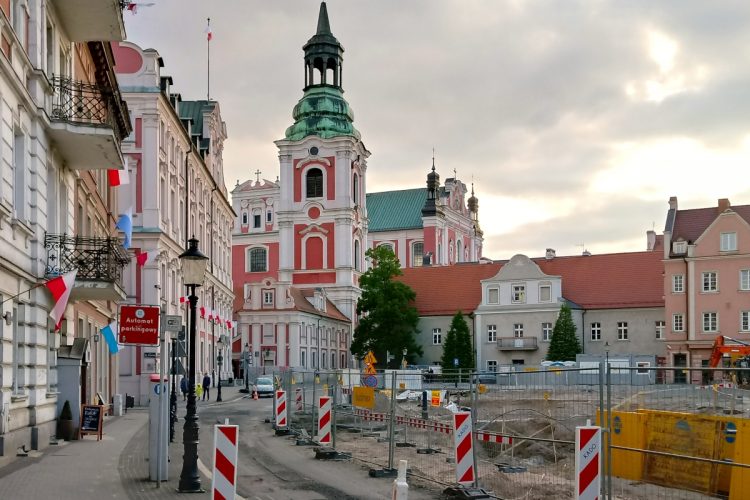 Poznań Plac Kolegiacki widok na zabytki inwestycja