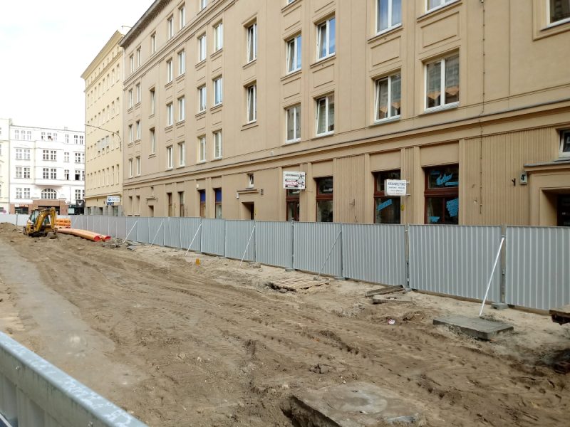 Ogrodzenie placu budowy na ul. Taczaka w centrum Poznania