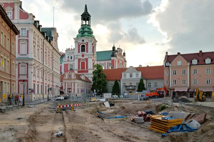 Poznań Plac Kolegiacki widok na zabytki inwestycja czerwiec