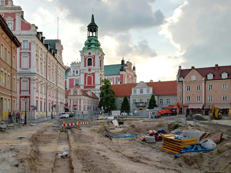 Poznań Plac Kolegiacki widok na zabytki inwestycja czerwiec