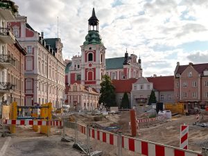 Rozkopany Plac Kolegiacki i miejsca pod drzewa – lipcowa fotorelacja