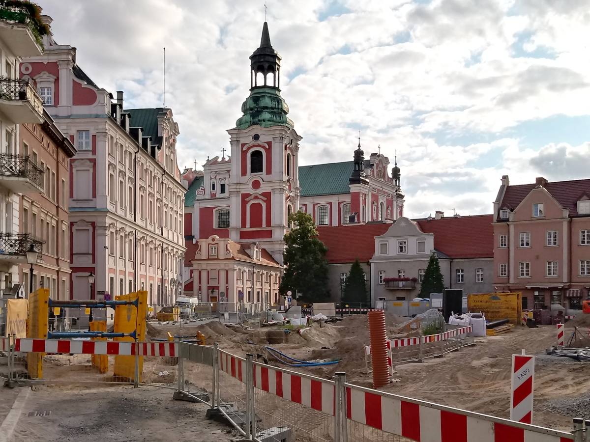 Poznań Plac Kolegiacki widok na zabytki inwestycja lipiec