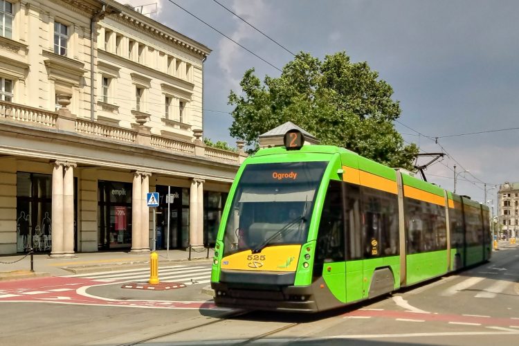 Poznań: skrzyżowanie ulicy Ratajczaka i 27 Grudnia oraz tramwaj Solaris