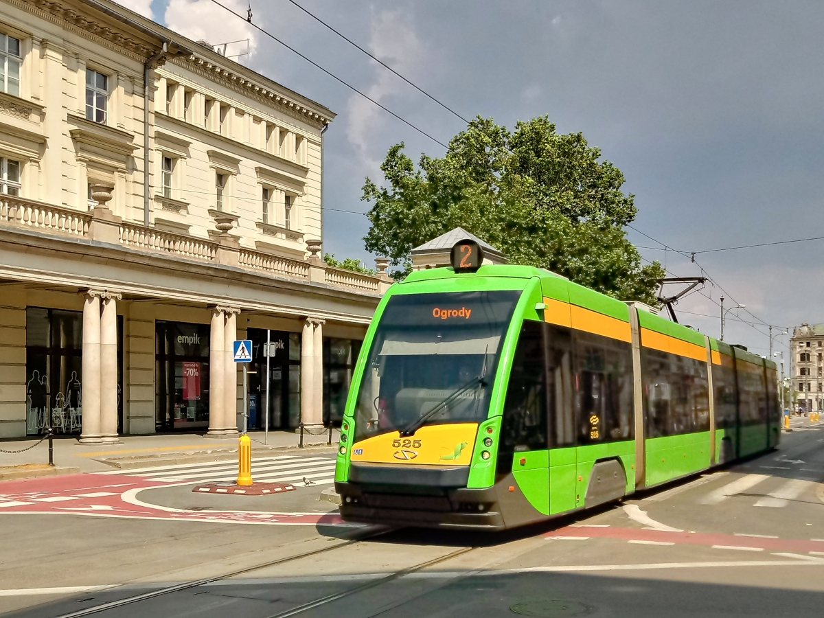 Poznań: skrzyżowanie ulicy Ratajczaka i 27 Grudnia oraz tramwaj Solaris