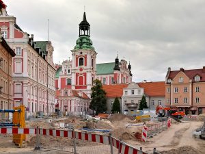 Plac Kolegiacki: koniec prac ziemnych na horyzoncie – sierpniowa fotorelacja