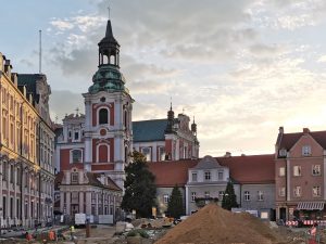 Układanie instalacji podziemnych na placu Kolegiackim – wrześniowa fotorelacja