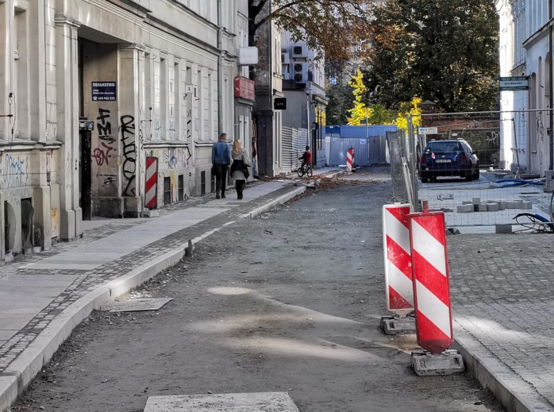 Na Garncarskiej chodniki leżą na prawie całej długości ulicy - przebudowa ulic w centrum Poznania