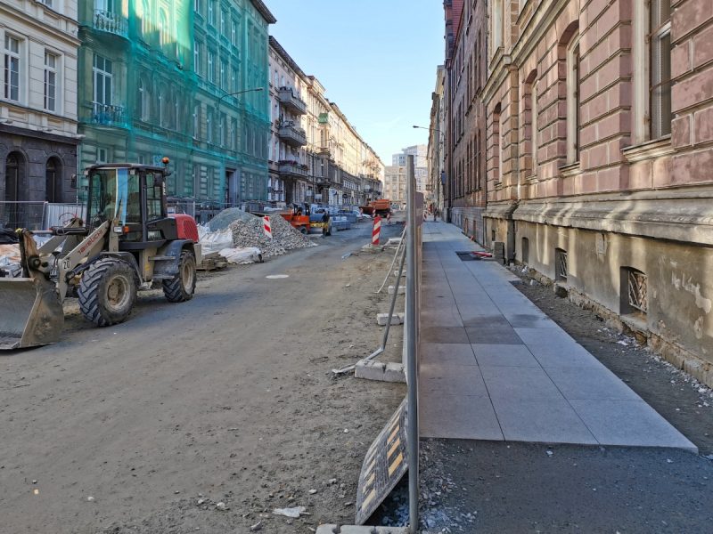 Ulica Taczaka: nowy chodnik i podbudowa na prawie całej ulicy