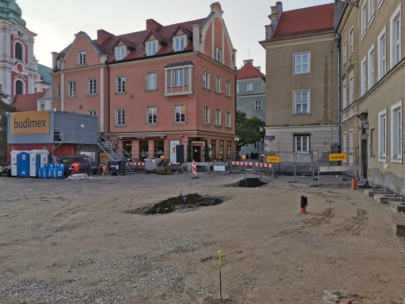 Widok z ulicy Ślusarskiej. Miejsce na drzewa i podbudowa. Plac Kolegiacki, rewitalizacja śródmieścia Poznania