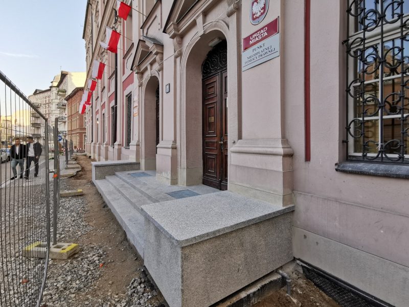 Urząd Miasta Poznania - nowe schody i zabezpieczanie fundamentów. Poznań Stare Miasto