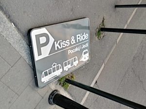 Poznań Główny: taksówkarze od 3 lat notorycznie blokują parking Kiss & Ride