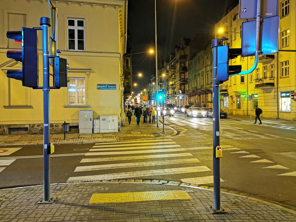 Sygnalizacja na skrzyżowaniu ulicy Garbary i Wszystkich Świętych w Poznaniu. Powstała w 2017 roku. Buspas na Garbarach