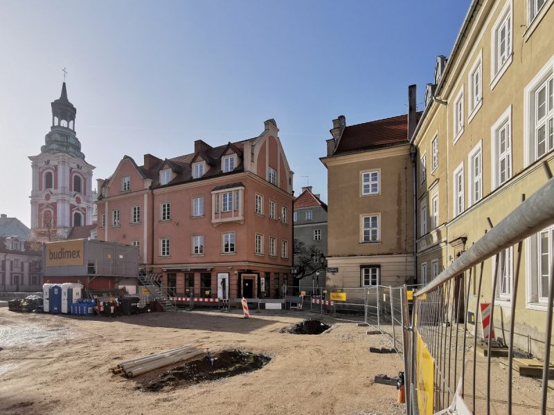 Widok z ulicy Ślusarskiej. Miejsce na drzewa i podbudowa. Plac Kolegiacki, rewitalizacja śródmieścia Poznania