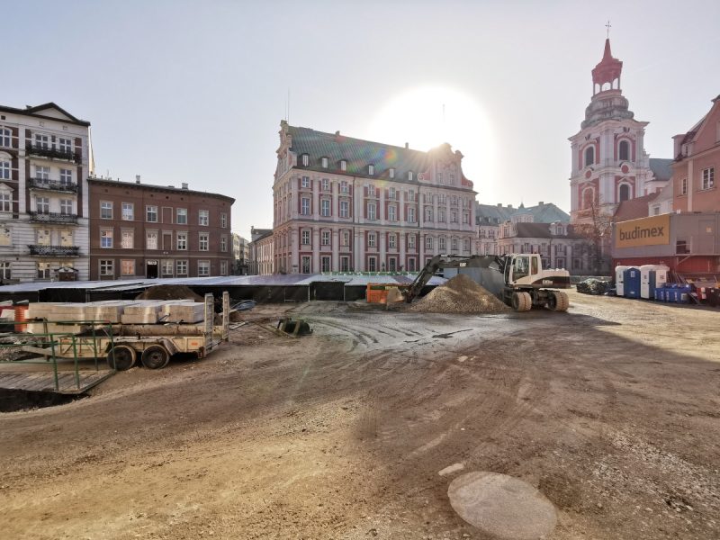 Centralna część placu Kolegiackiego, z lewej strony składowisko materiałów budowlanych. Poznań Stare Miasto