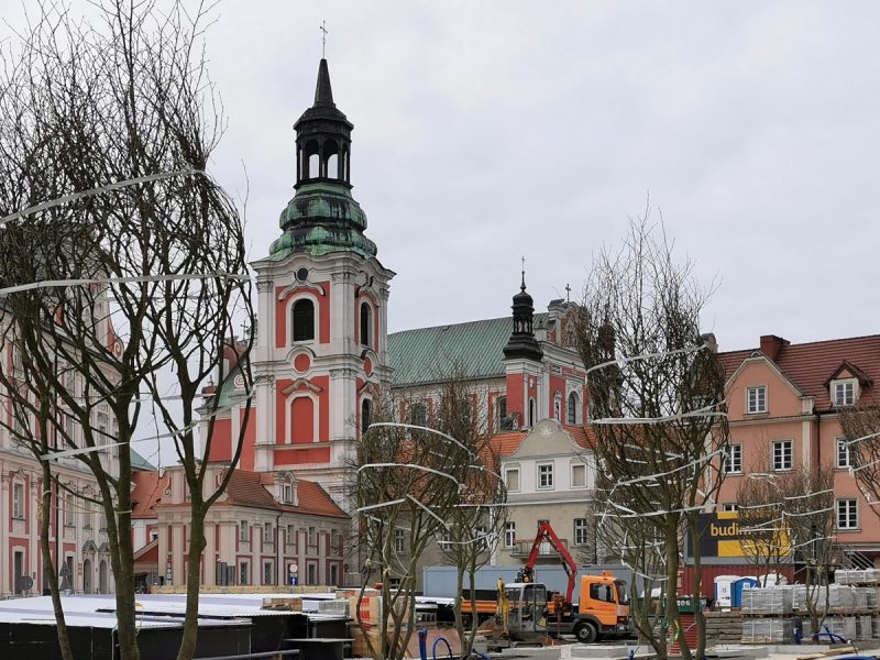 Poznań Plac Kolegiacki widok na zabytki inwestycja kwiecień 2020