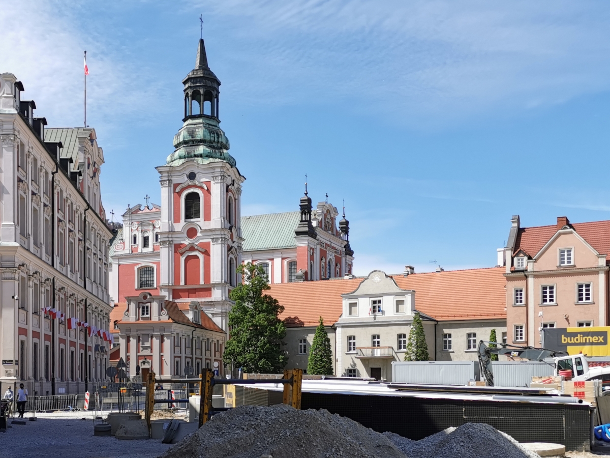 Poznań Plac Kolegiacki widok na zabytki inwestycja maj 2020