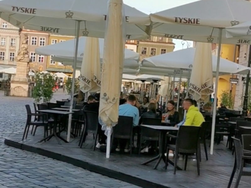 Osiem osób przy jednym stoliku w restauracji na Starym Rynku