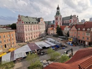 Ruszyło układanie kostki na placu Kolegiackim – czerwcowa fotorelacja