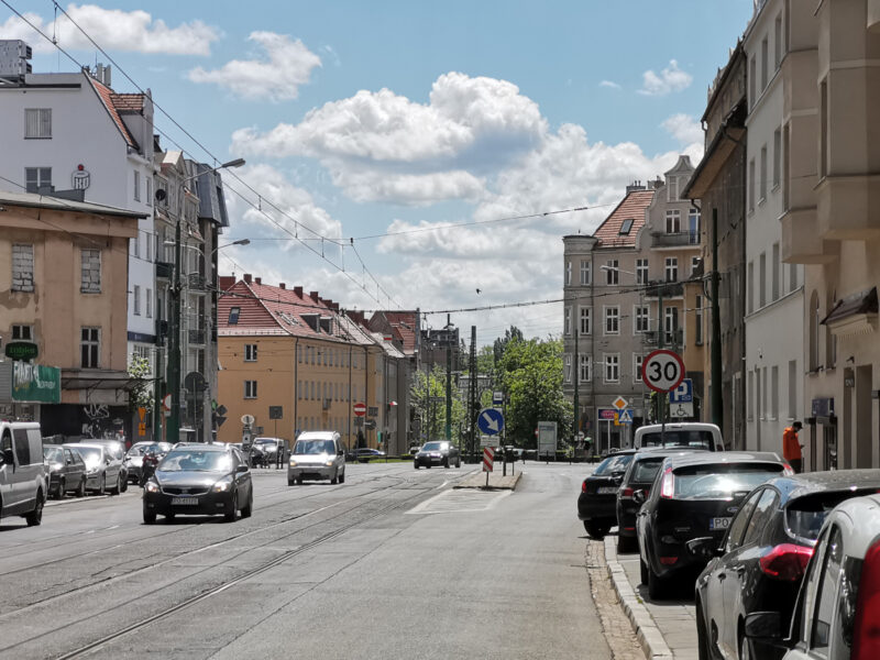 Ulica Wierzbięcice, widok w kierunku południowym. Przystanek "Rynek Wildecki" będzie przeniesiony...
