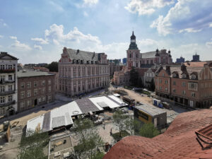 Przybywa kostki i fugi na placu Kolegiackim – sierpniowa fotorelacja