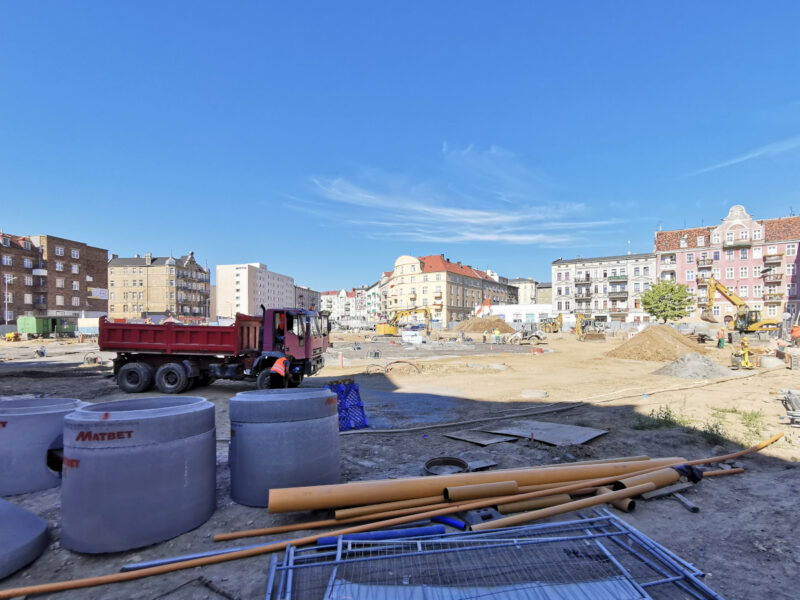 Poznań - rewitalizacja. Widok z ulicy Caliera. Na drugim planie widzimy betonowanie fundamentów przyszłego targowiska
