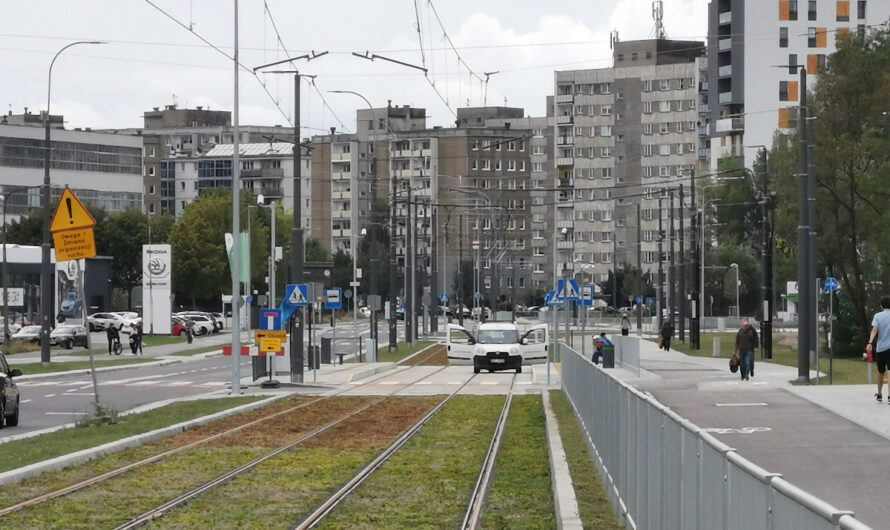 Trasa w ulicy Unii Lubelskiej: zielone torowisko tramwajowe