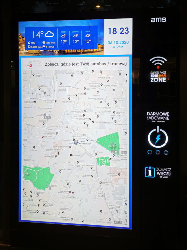 Mapa z położeniem tramwajów i autobusów wyświetlana na ekranie reklamowym