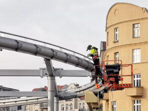 Pierwsza kostka i gotowa konstrukcja zadaszenia na rynku Łazarskim – listopadowa fotorelacja