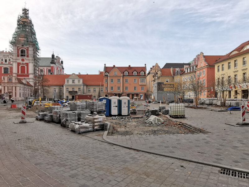 Centralna część placu Kolegiackiego. Poznań Stare Miasto