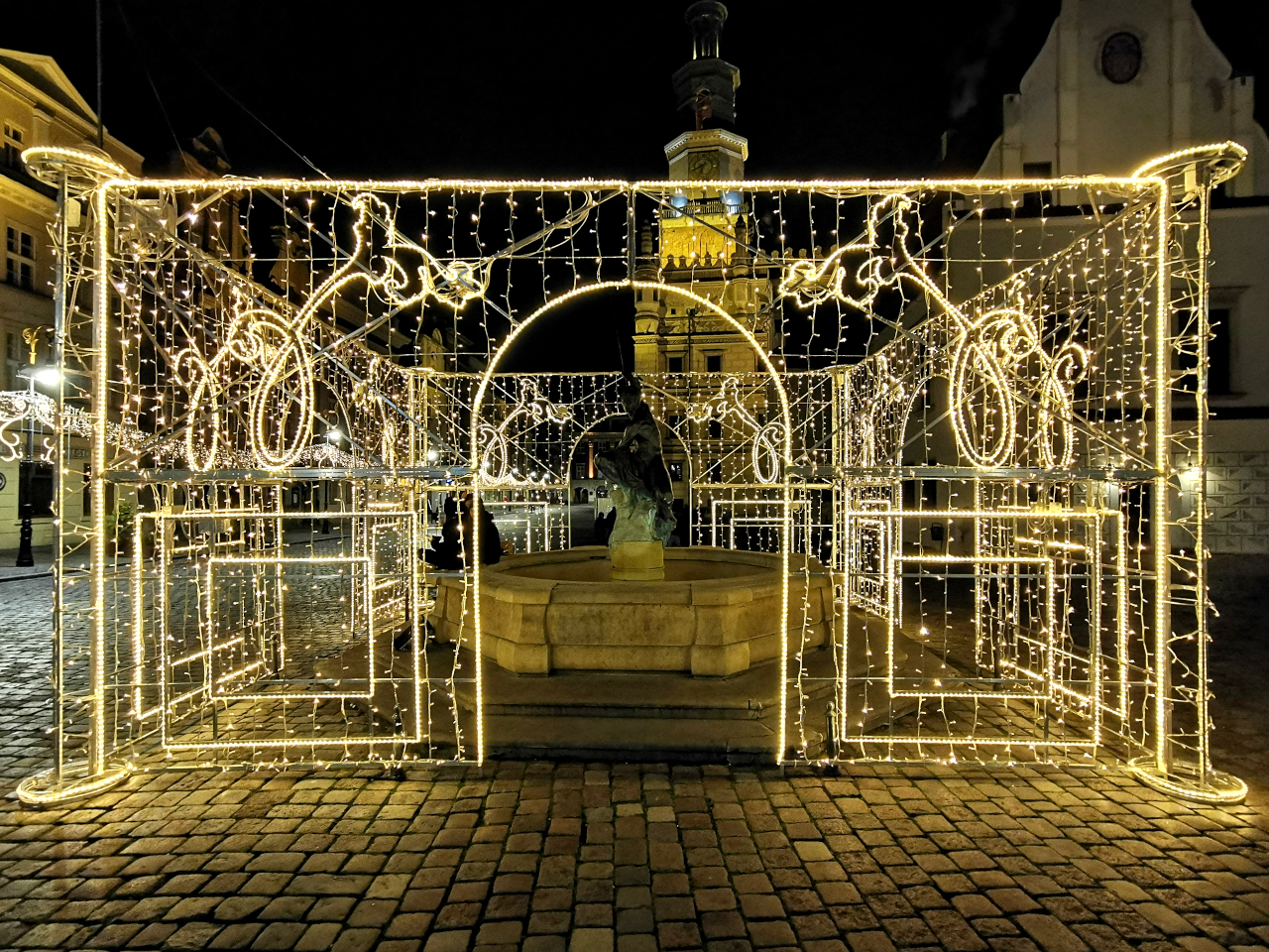 Świąteczne ozdoby na Starym Rynku oraz Betlejem Poznańskie to oznaki zbliżających się świąt