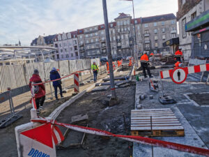 Rynek Łazarski: nowe latarnie i chodniki – marcowa fotorelacja