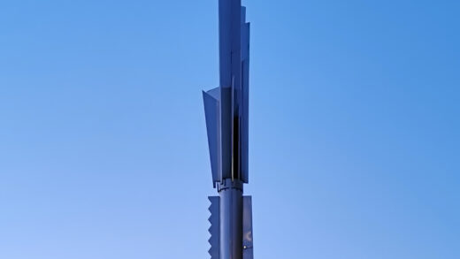 Stela Heinza Macka to charakterystyczna stalowa rzeźba stojąca na Alei Marcinkowskiego